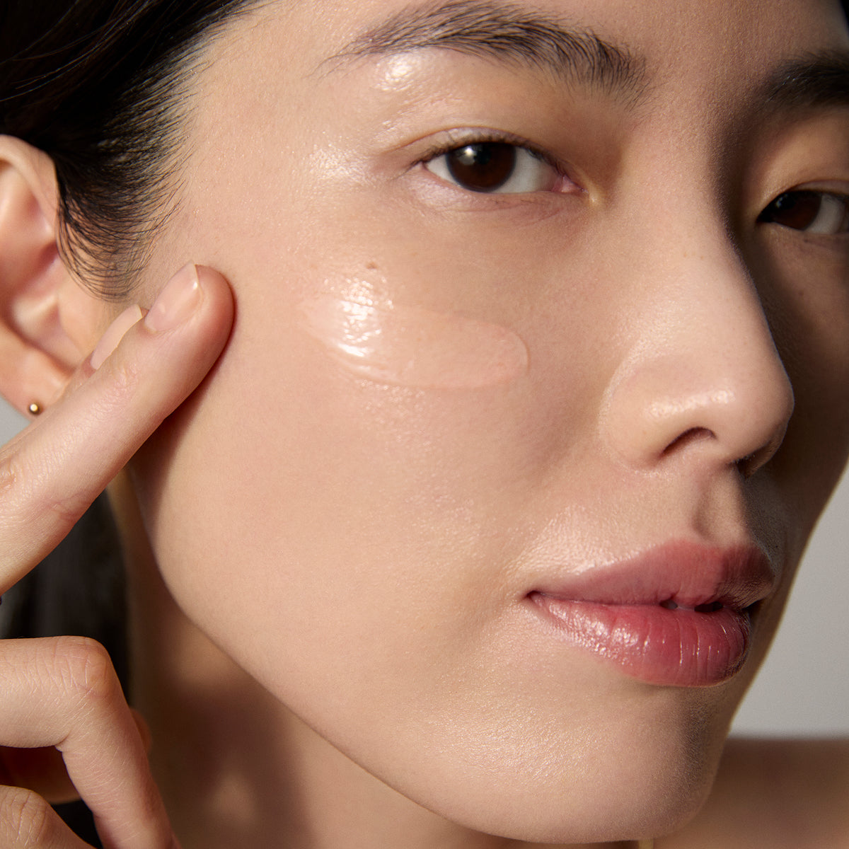 BrighteningSerum-Aug26-Ppage-ModelApplication_9786d644-6878-4106-bac6-39522af143ce.jpg