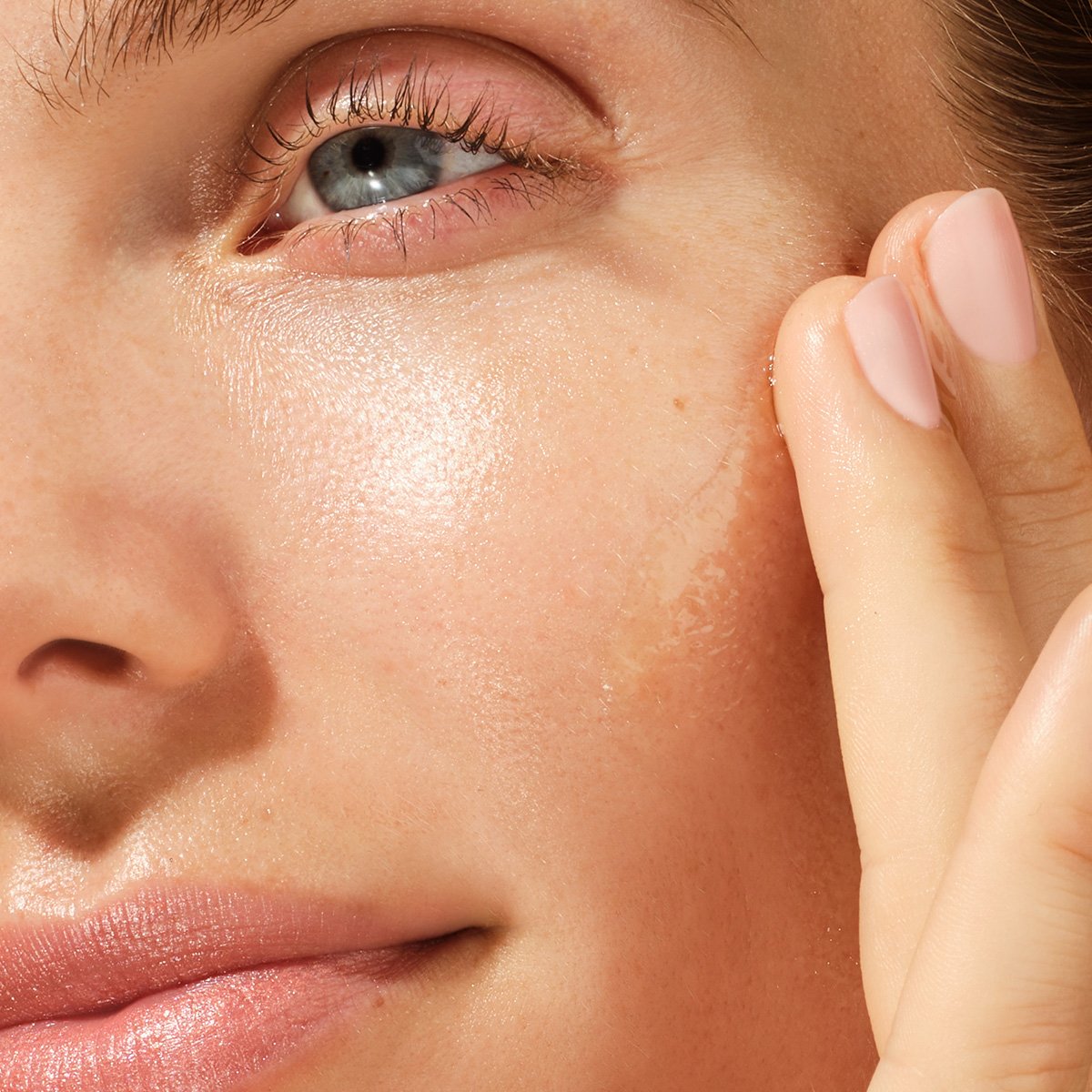BrighteningSerum-pdp-ModelFace-1200x1200_7269c247-a998-4e95-ab88-215d4cb2d129.jpg