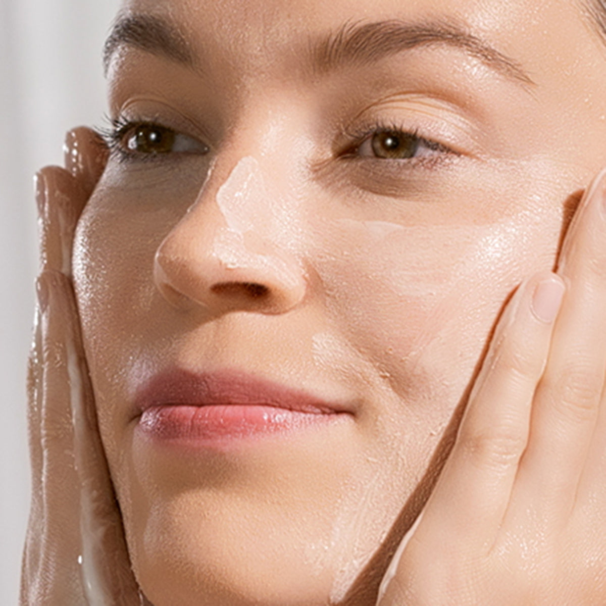 DeepCleanse-pdp-Model-1200x1200_ce0b0b8d-d2ed-45b9-965f-5f690c63902a.jpg