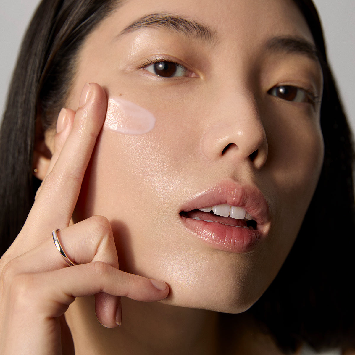 DewyMilkMoisturizer-Aug26-Ppage-ModelApplication_e940f8dc-3776-465e-a670-f4d81c106b90.jpg