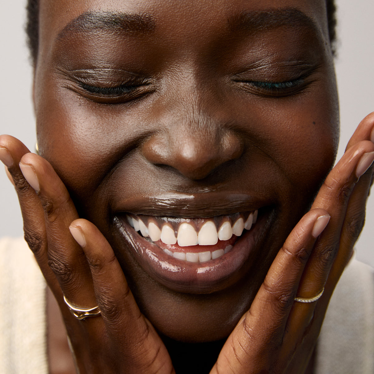 Essence-Aug26-Ppage-ModelSkinFinish_e87931e2-3483-4490-8e65-963bcc8afde1.jpg
